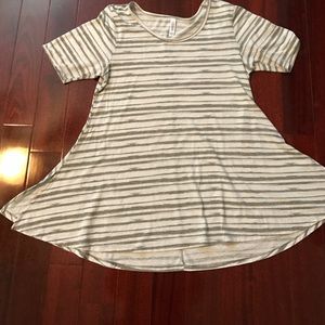 Gray & white medium perfect tee