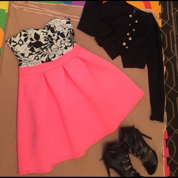 Dresses & Skirts - Mini dress pefect for date night!
