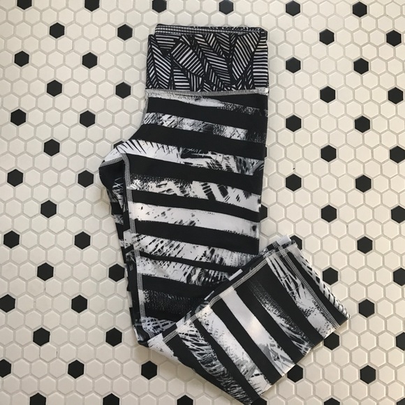 lululemon athletica Pants - Lululemon Black and White Wunder Under Capri