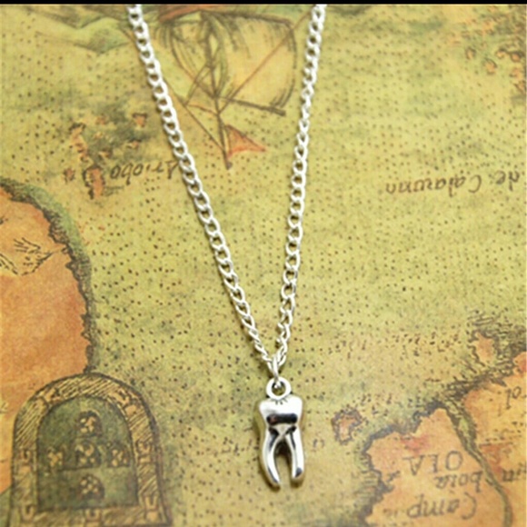 💋 RARE Wacky Fun Tooth Necklace - Picture 2 of 3
