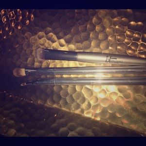 3 IT brushes ( only 1 used barely)