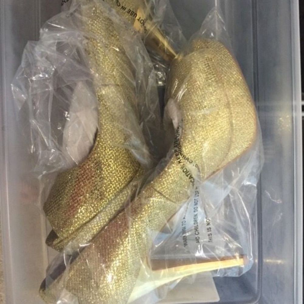 Michael Kors Gold pumps. Size 7.5!