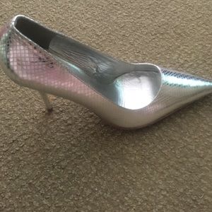 Silver metallic size 8 pump!