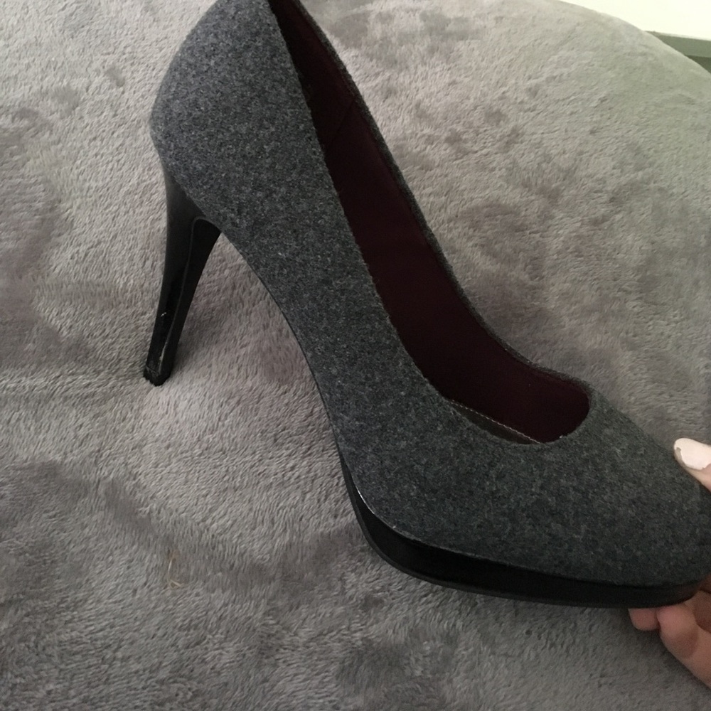 Grey and black heels🎀