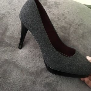 Grey and black heels🎀