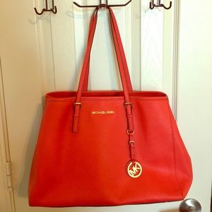 Michael Kors JET SET SAFFIANO LEATHER TOP-ZIP TOTE