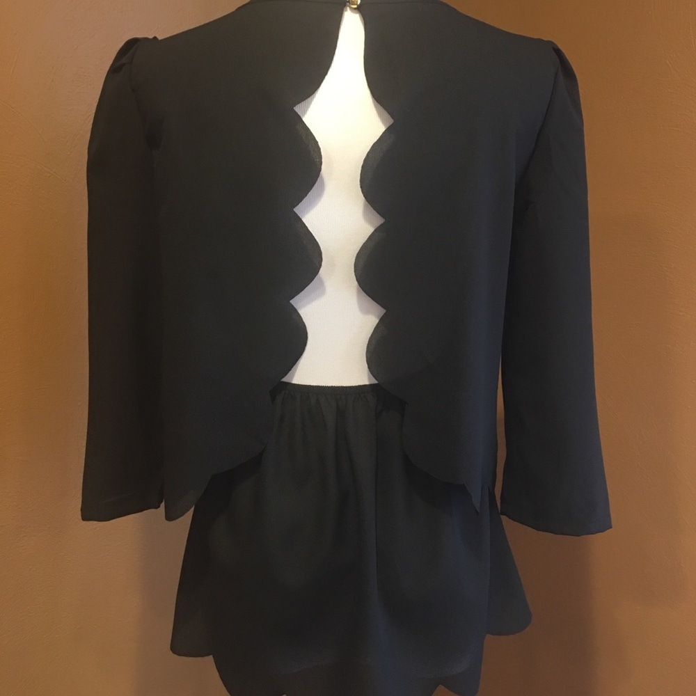 🎉 HP 🎉Bailey Black Scalloped Top - Picture 4 of 6
