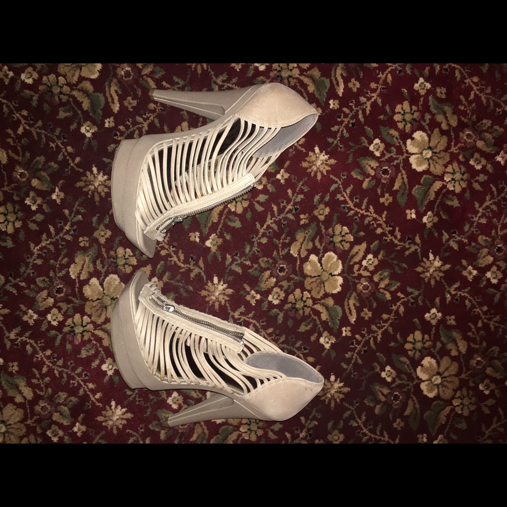 Jessica Simpson pumps