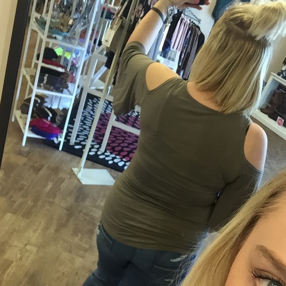 Boutique Cold Shldr Top - Picture 2 of 2