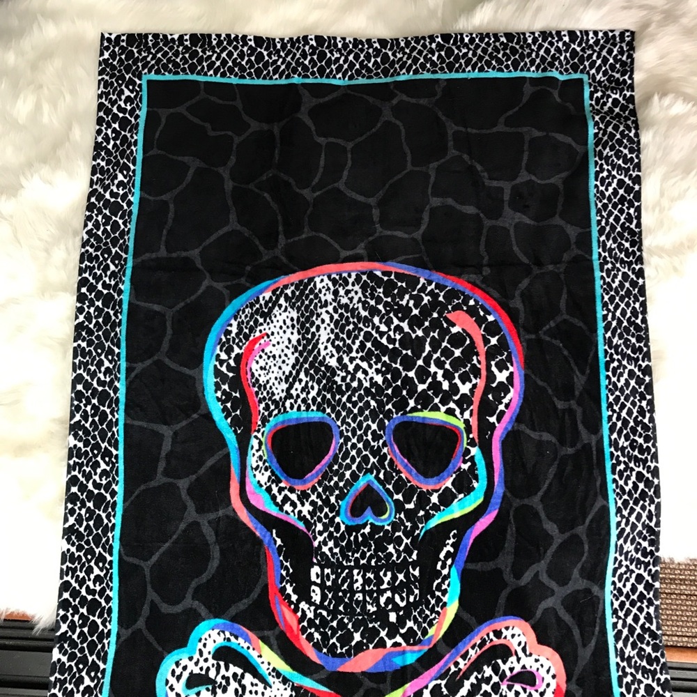 BETSEY JOHNSON Skull towel - Picture 3 of 5