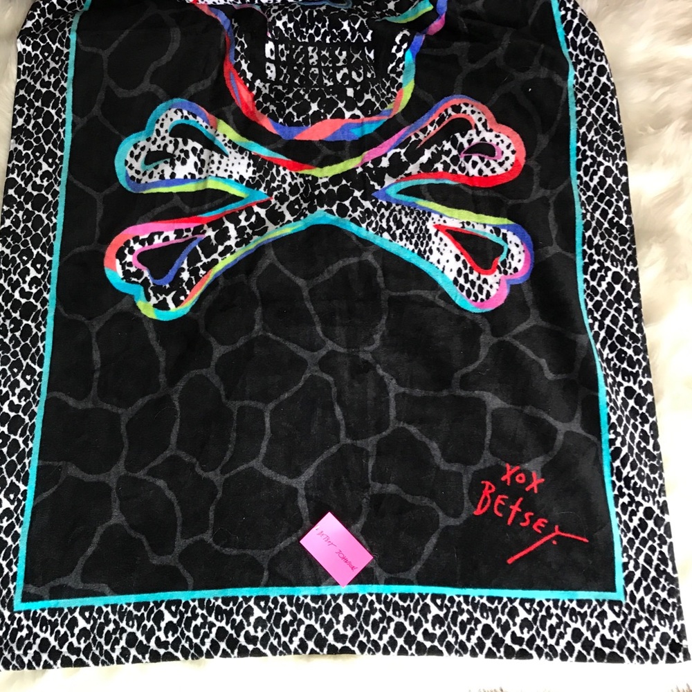 BETSEY JOHNSON Skull towel - Picture 4 of 5