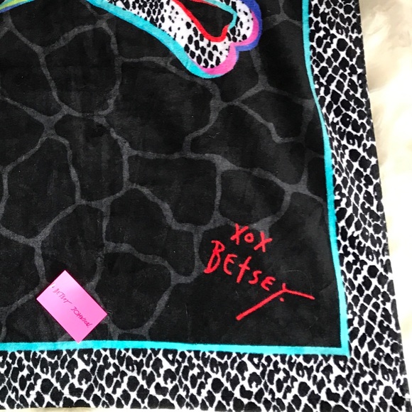 BETSEY JOHNSON Skull  towel - Picture 5 of 5