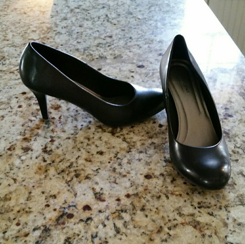 Black pumps heels