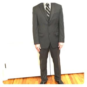 Men's 3-piece Alfani charcoal grey suit w/ tie