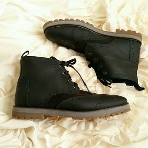 TOMS Men's 9 Brogue Leather Wingtip Quilted Boot