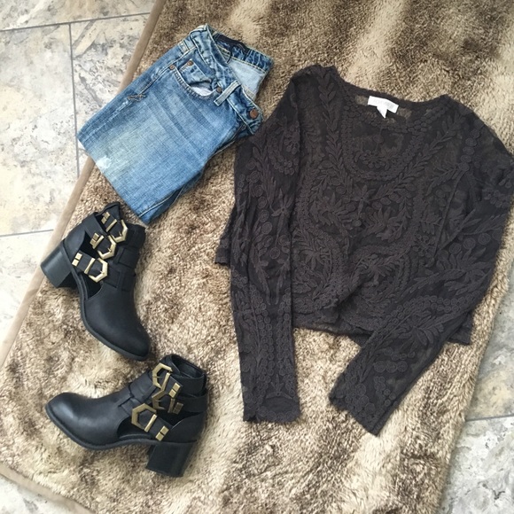 Forever 21 Tops - ⭐️Last Chance⭐️Lace Crop Top