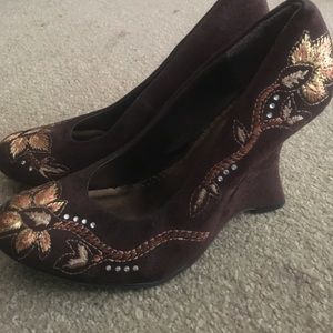 Brown size 7 wedge shoe