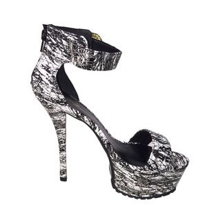 Quipd black & white platform sandals size 9