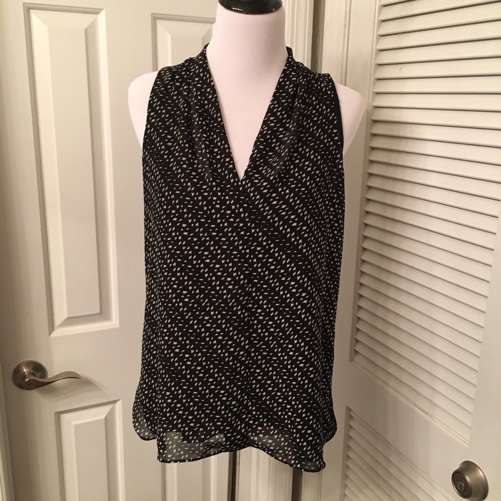 Vince Camuto V-Neck sleeveless Blouse