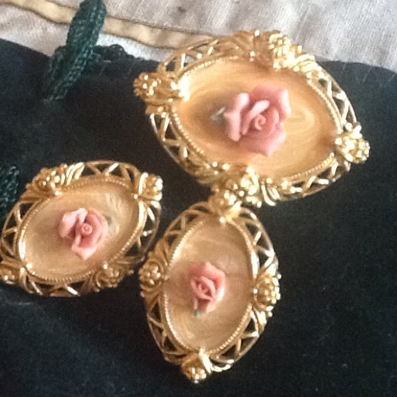 Vintage Avon Rose earrings & brooche - Picture 3 of 4