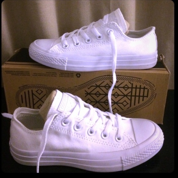 FLASH SALE CONVERSE ALL WHITE WOMENS SIZE 8 LOW - Picture 2 of 4