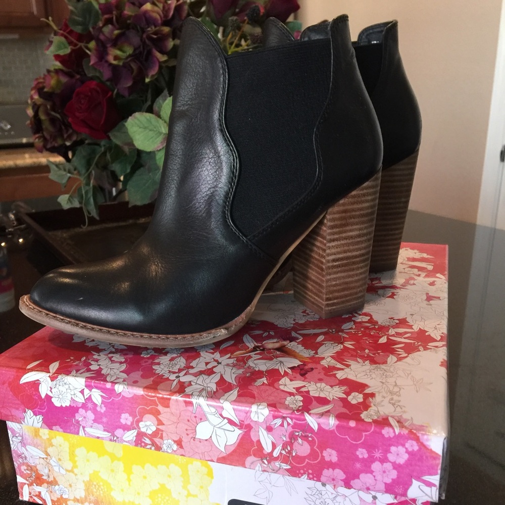 💥FLASH SALE💥Black leather booties w/stacked heel