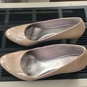 Easy Spirit Nude Pumps -- Size 10