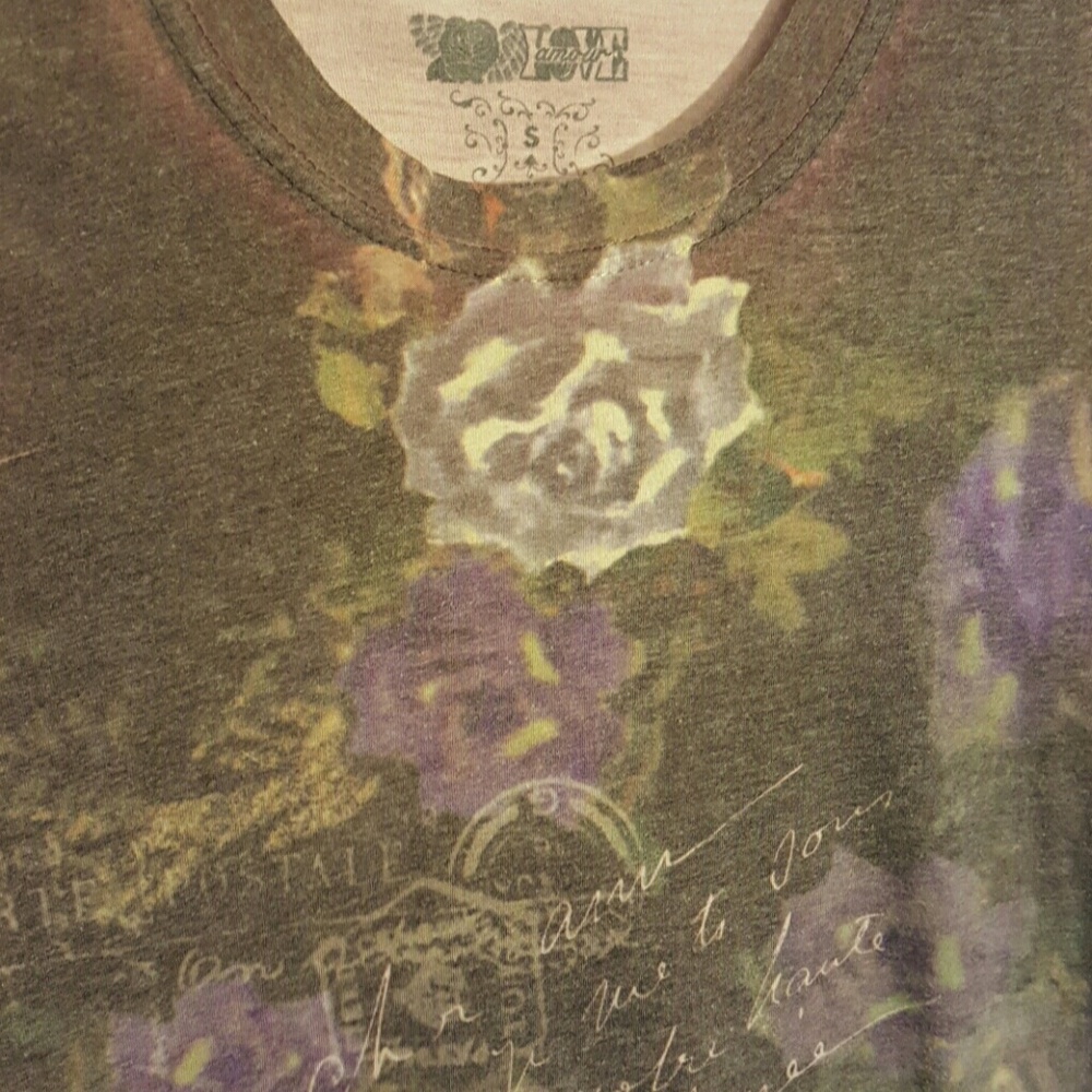 🏵🏵🌹Dark green tshirt with rose pattern🌹🌹🌹