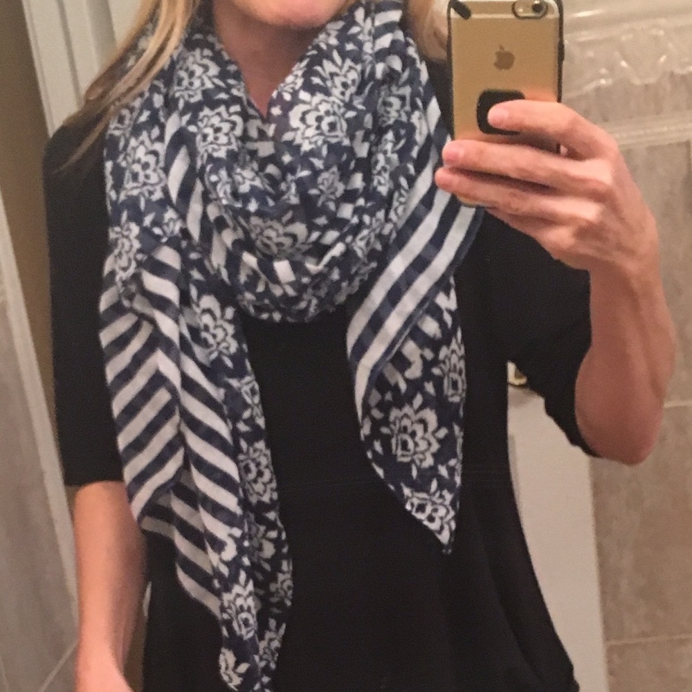 Gorgeous scarf!