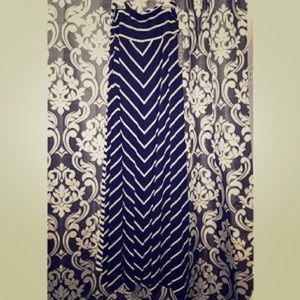 SOLD- XS black and white chevron maxi skirt