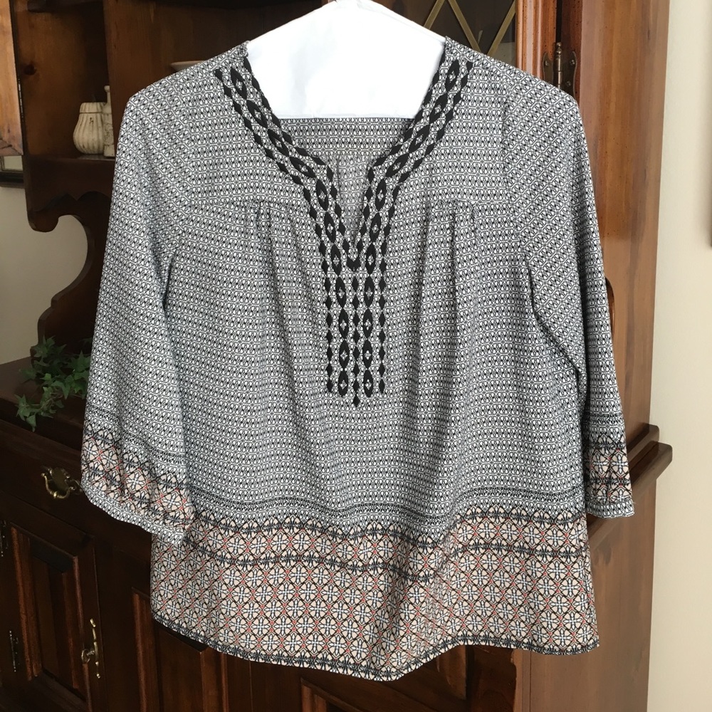 Blouse light weight 3/4 sleeve adorable detail.