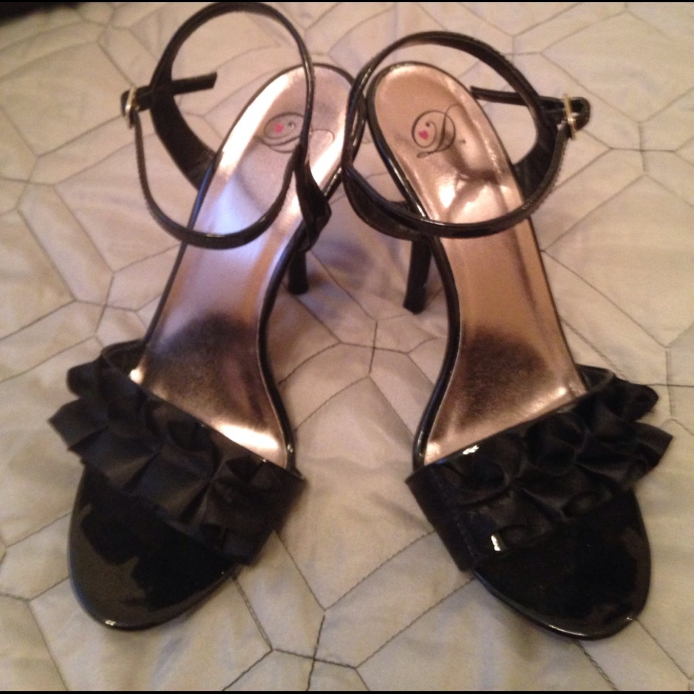 Heart in D black dressy heels