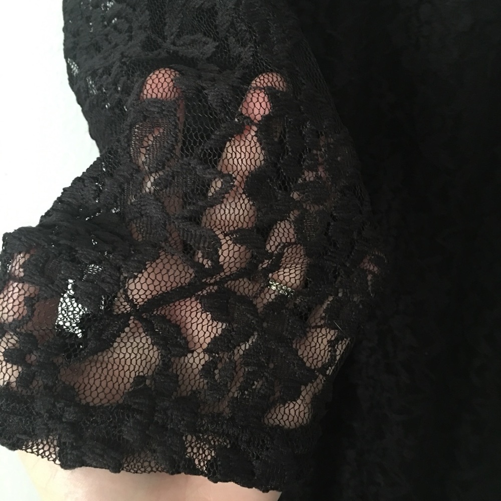 Black lace dress, lined fits 8-12 - Picture 3 of 4