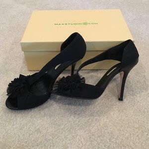Black pumps