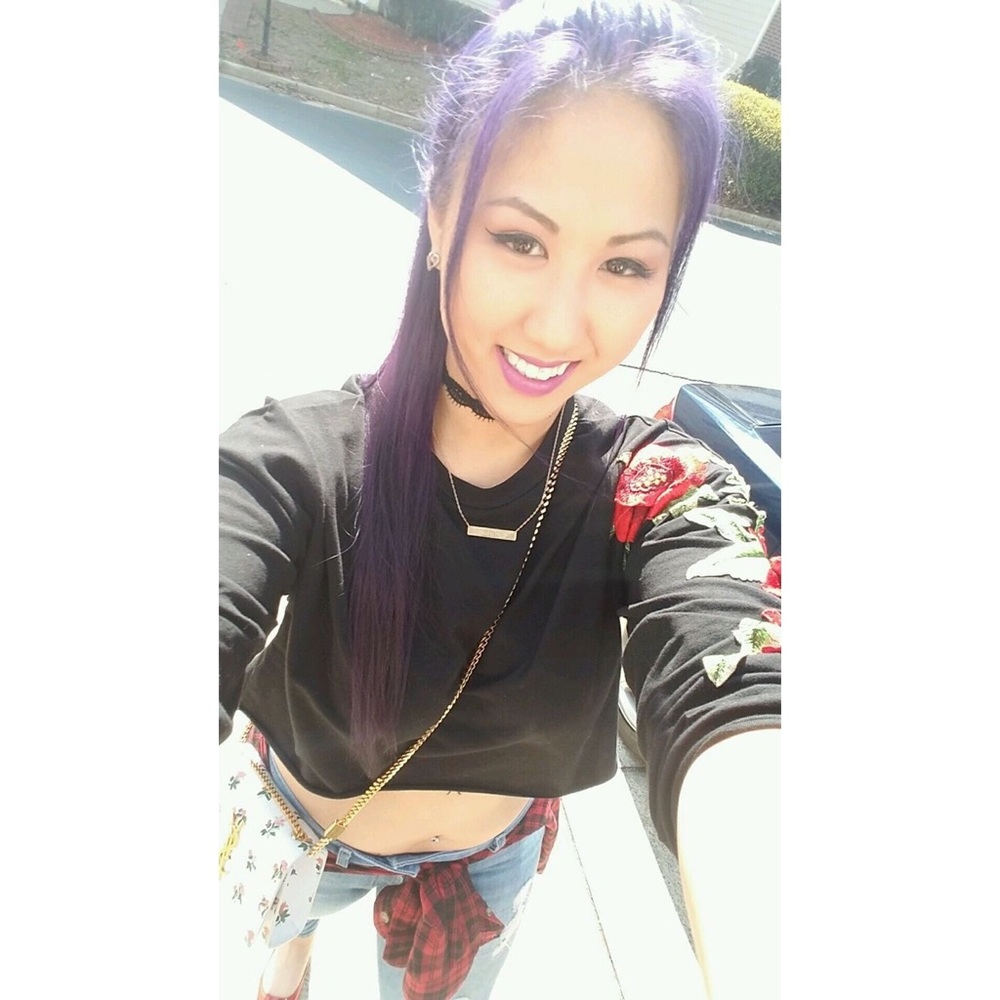 Strike a Rose Crop Tee - Picture 6 of 8