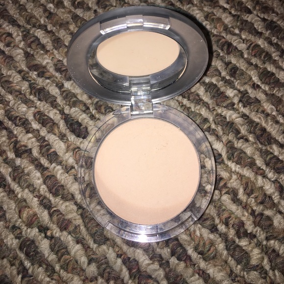Pür, 4-in-1 Pressed Foundation Powder in Light - Picture 3 of 4
