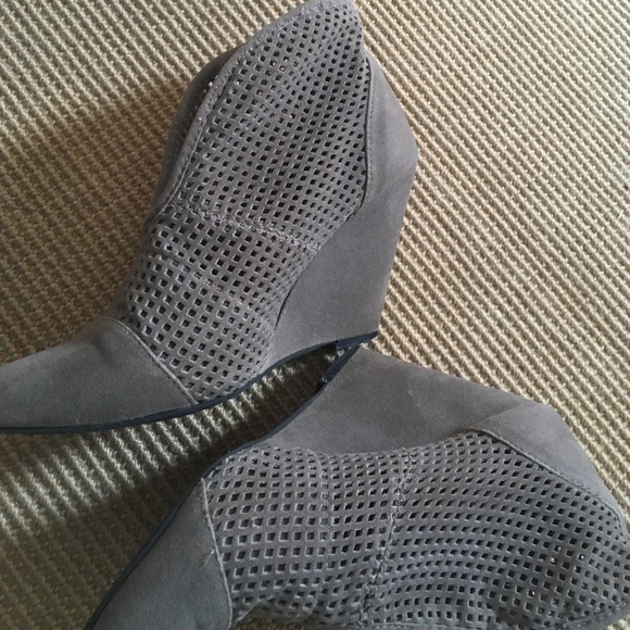 Boots - Picture 4 of 4