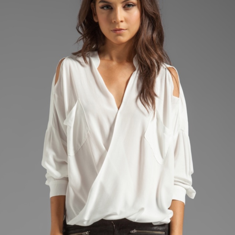 Funktional linear cold shoulder fold front blouse