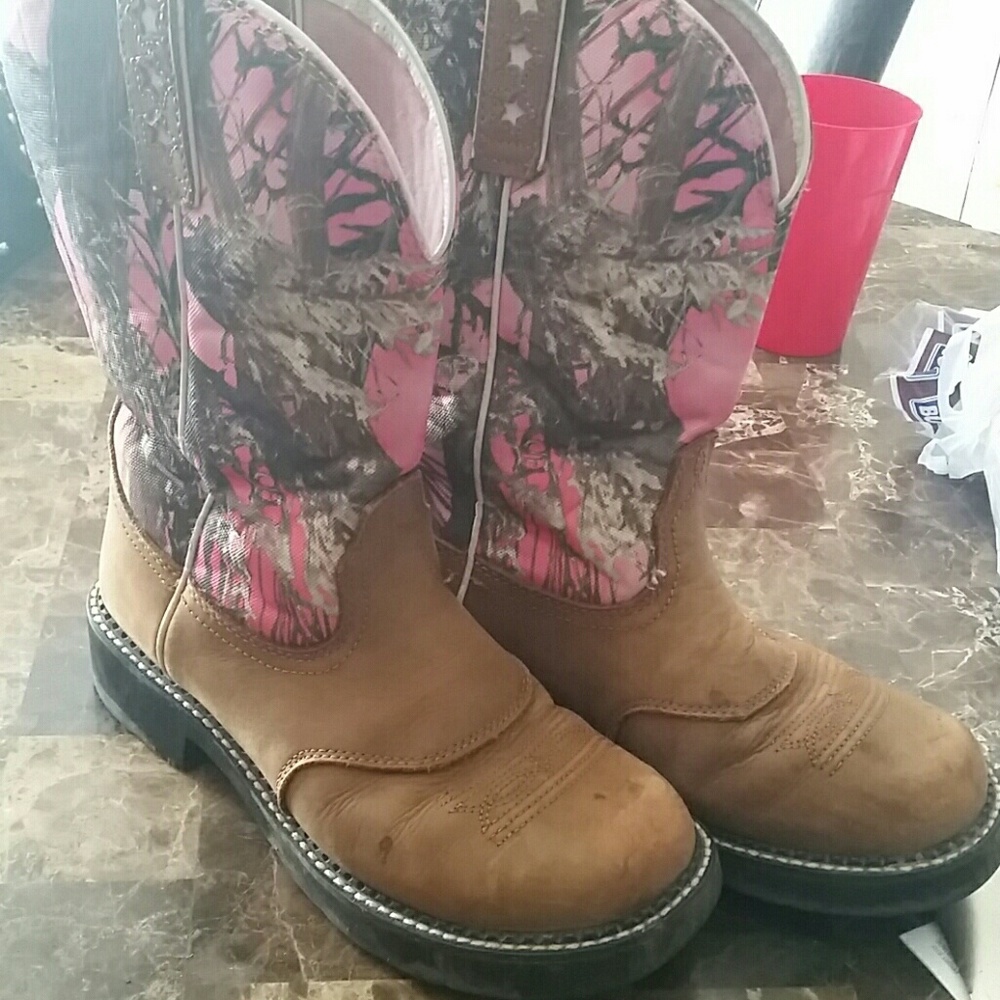 Ariat women's pink camo boots 9.5