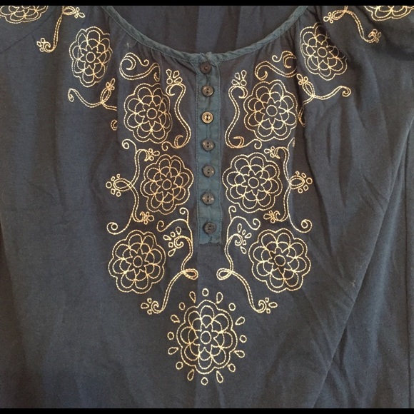 Blue top w/ white embroidery - Picture 2 of 4