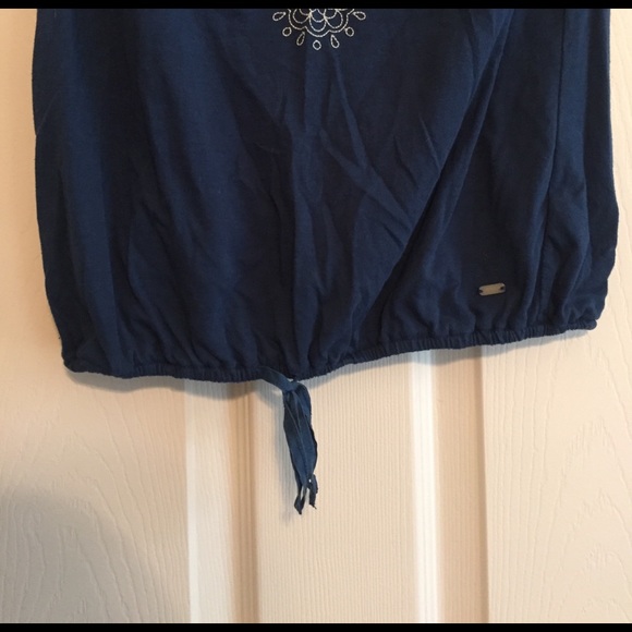 Blue top w/ white embroidery - Picture 4 of 4