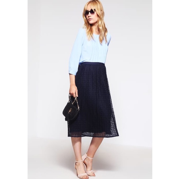 Banana Republic Tops - BANANA REPUBLIC NWT Chiffon Pleated 3/4 Sleeve top