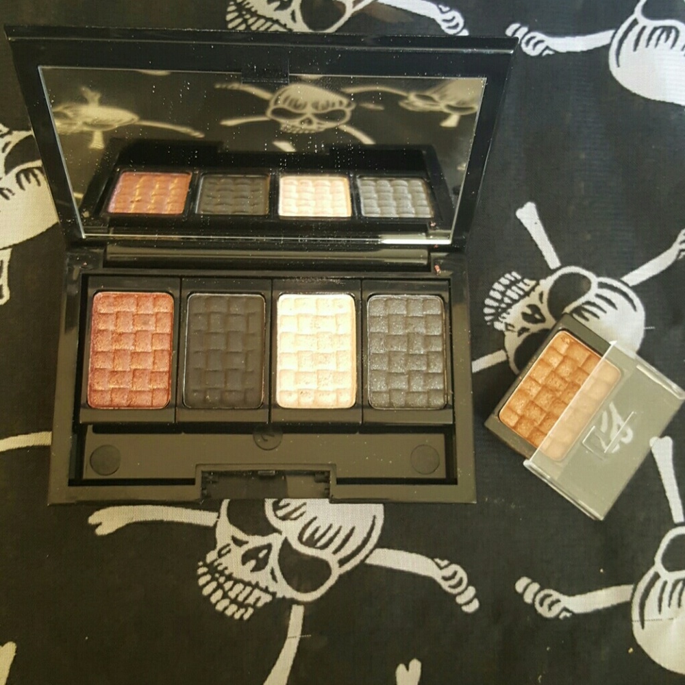 Doucce eyeshadow quad with extra shadow