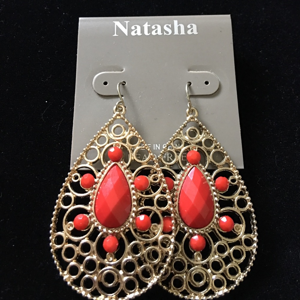 Teardrop red gen gold earrings.