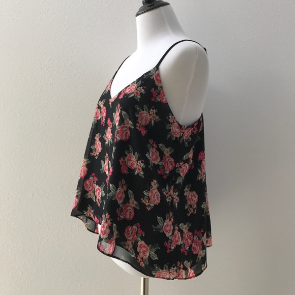 Black top with pink roses - Picture 2 of 4