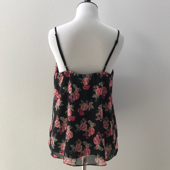 Black top with pink roses - Picture 3 of 4