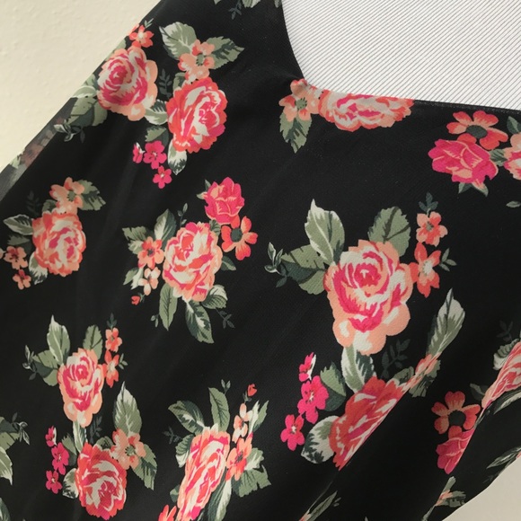 Black top with pink roses - Picture 4 of 4