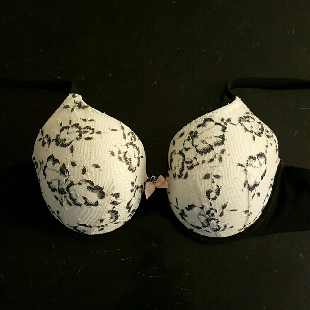 Victorias Secret  Bra w_ black straps