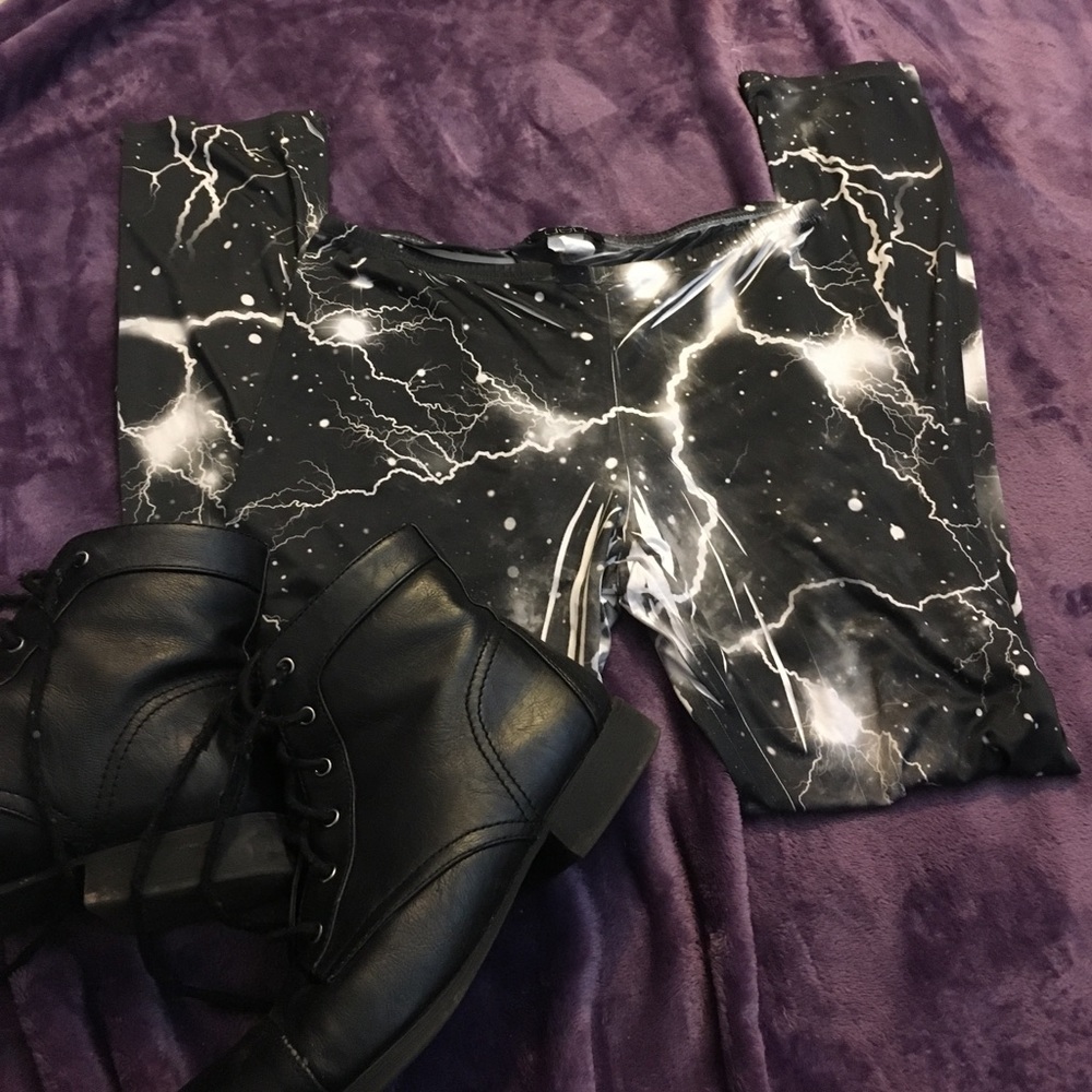 Lightning print leggings