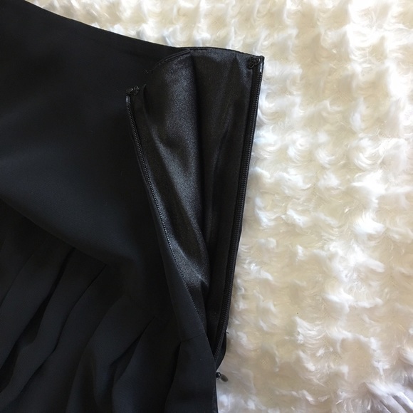 •SOLD• Tahari Black Pleated Mini Skirt with Side Z - Picture 3 of 7